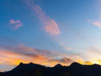 Leuchtende Wolkenfetzen über den Aschauer Bergen